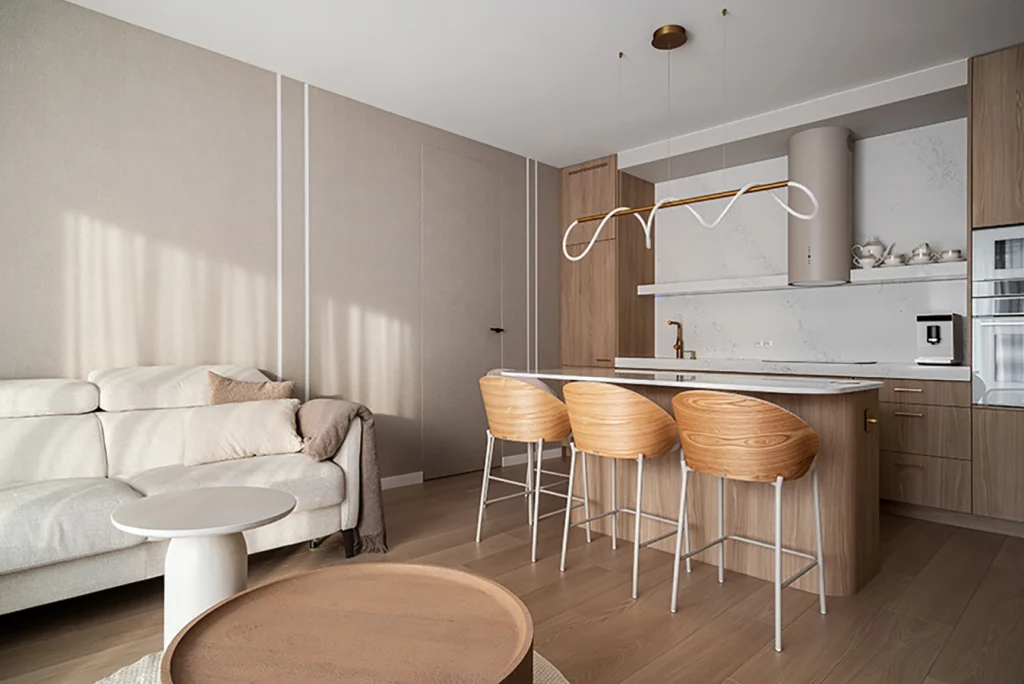 Projektowanie ekskluzywnych wnętrz Warszawa – przytulny salon z naturalnego drewna i tkanin w rezydencji ADA STUDIO 8.